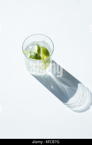 Gin Tonic dans verre Banque D'Images