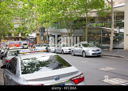 Taxi voitures font la queue pour les passagers clients dans le centre-ville de Sydney, Australie Banque D'Images