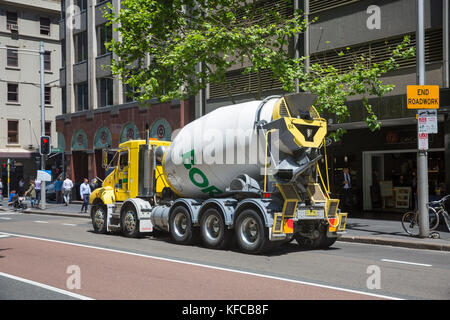 Camion de béton prêt à l'emploi Boral dans le centre-ville de Sydney, en Australie, Boral est le plus grand fournisseur de matériaux de construction d'Australie Banque D'Images