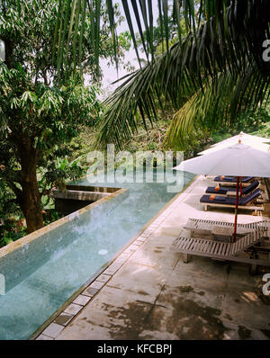 SRI LANKA, l'Asie, Galle, piscine avec un fauteuil vide à Dutch House Hotel Banque D'Images