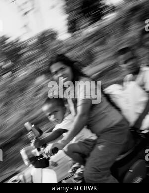 SRI LANKA, l'Asie, blurred motion de la mère et l'enfant riding a motorcycle Banque D'Images