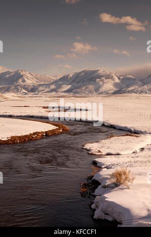 États-unis, Californie, Mammoth, une vue de la neige fraîchement couverts les rivières et les montagnes le long de la route de l'église verte Banque D'Images