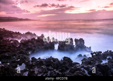 Hawaii, Oahu, côte-nord, coucher de soleil paysage de la Mer et Littoral de lave à la turtle bay resort Banque D'Images