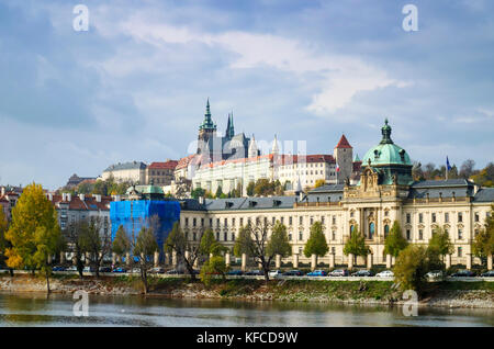 Large vue panoramique sur Prague Castle Banque D'Images