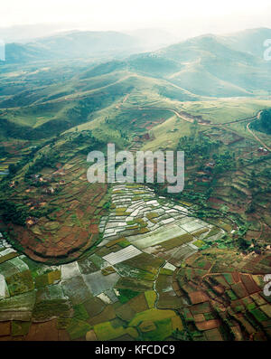 Madagascar, vue aérienne de champs de riz et la campagne, Antananarivo Banque D'Images