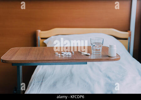 Comprimés et thermomètre sur le tableau Banque D'Images