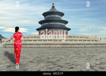 Jeune femme asiatique en vieux chinois traditionnel robes dans le temple du Ciel à Beijing, Chine. Banque D'Images