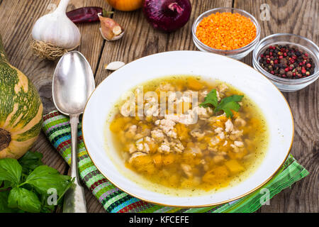 Soupe de poulet aux lentilles et potiron. studio photo Banque D'Images