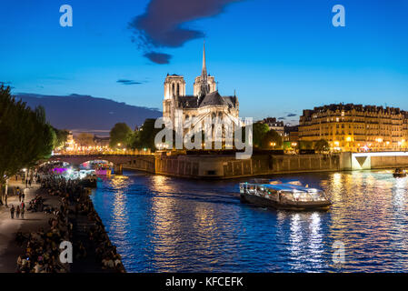 Notre dame de paris avec croisière sur la seine la nuit à Paris, France Banque D'Images