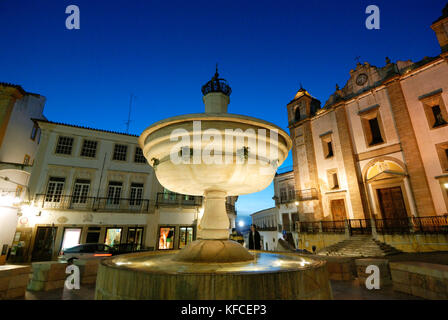 Fonte em mármore, do século XVI Praça do Giraldo. Évora, Portugal Banque D'Images