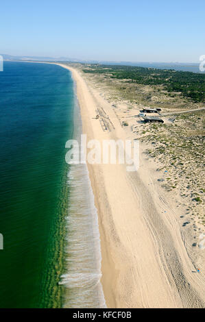 Vue aérienne des plages le long de la côte de l'Alentejo. Comporta, Portugal Banque D'Images