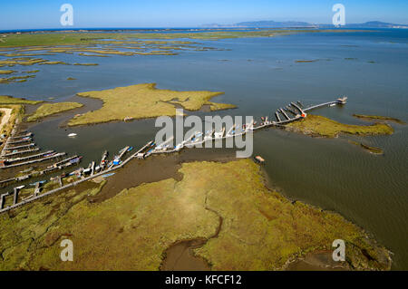 Vue aérienne du port de pêche de Carrasqueira palafitte. Alentejo, Portugal Banque D'Images