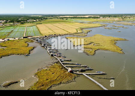 Vue aérienne du port de pêche de Carrasqueira palafitte. Alentejo, Portugal Banque D'Images