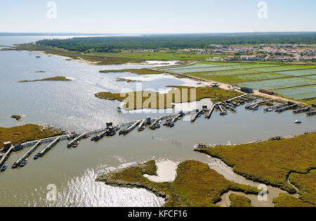 Vue aérienne du port de pêche de Carrasqueira palafitte. Alentejo, Portugal Banque D'Images