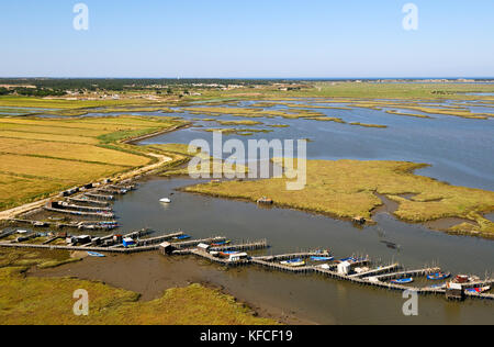 Vue aérienne du port de pêche de Carrasqueira palafitte. Alentejo, Portugal Banque D'Images