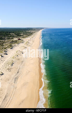 Vue aérienne des plages le long de la côte de l'Alentejo. Praia do Pego, Comporta, Portugal Banque D'Images