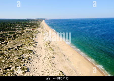 Vue aérienne des plages le long de la côte de l'Alentejo. Praia do Pego, Comporta, Portugal Banque D'Images