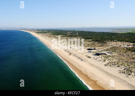 Vue aérienne des plages le long de la côte de l'Alentejo. Comporta, Portugal Banque D'Images