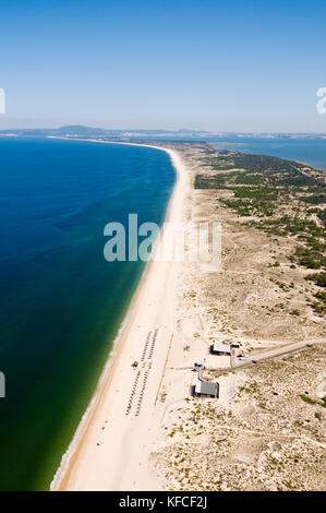 Vue aérienne des plages le long de la côte de l'Alentejo. Comporta, Portugal Banque D'Images