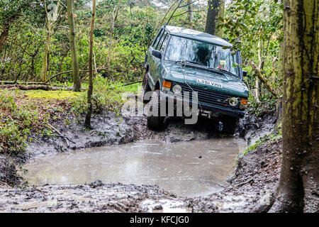 Range Rover tout-terrain dans la boue profonde Banque D'Images