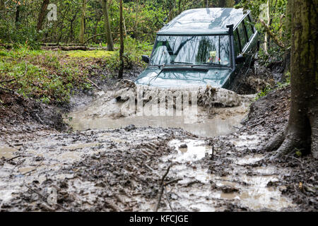 Range Rover tout-terrain dans la boue profonde Banque D'Images