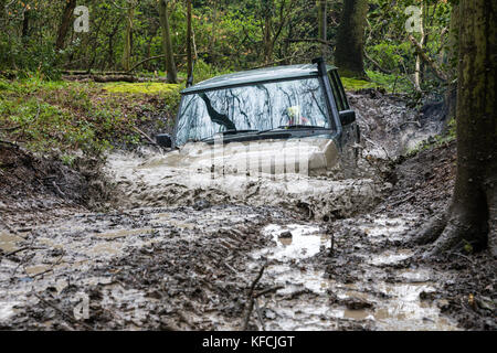 Range Rover tout-terrain dans la boue profonde Banque D'Images