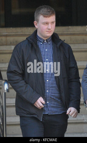 Jack Chappell, 19 ans, arrive au tribunal de la Couronne de Minshull Street à Manchester, pour une audience dans son cas où il doit être condamné pour avoir commis des cyber-attaques DDoS (Distributed Denial of Software) sur les sites Web de plusieurs sociétés multinationales. Banque D'Images