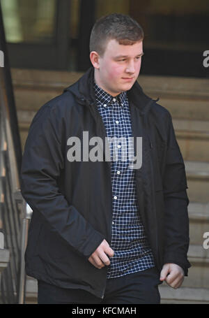 Jack Chappell, 19 ans, arrive au tribunal de la Couronne de Minshull Street à Manchester, pour une audience dans son cas où il doit être condamné pour avoir commis des cyber-attaques DDoS (Distributed Denial of Software) sur les sites Web de plusieurs sociétés multinationales. Banque D'Images