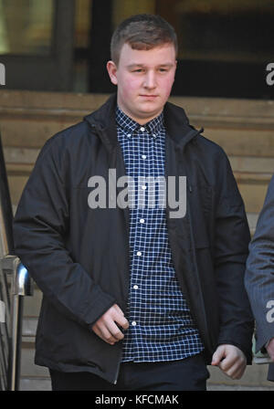 Jack Chappell, 19 ans, arrive au tribunal de la Couronne de Minshull Street à Manchester, pour une audience dans son cas où il doit être condamné pour avoir commis des cyber-attaques DDoS (Distributed Denial of Software) sur les sites Web de plusieurs sociétés multinationales. Banque D'Images