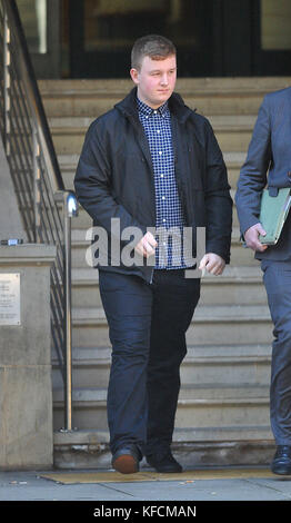 Jack Chappell, 19 ans, arrive au tribunal de la Couronne de Minshull Street à Manchester, pour une audience dans son cas où il doit être condamné pour avoir commis des cyber-attaques DDoS (Distributed Denial of Software) sur les sites Web de plusieurs sociétés multinationales. Banque D'Images