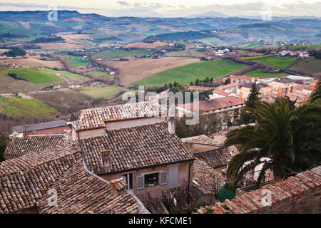 Toits de la vieille ville italienne, Fermo, italie Banque D'Images