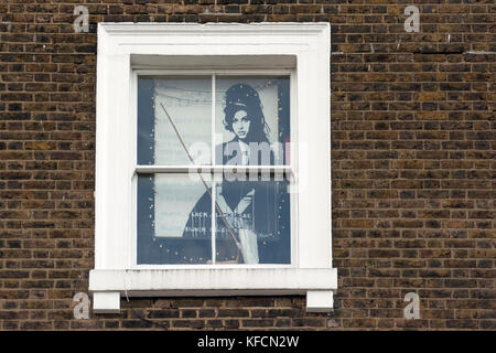 Une affiche d'Amy Winehouse s'affiche sur la fenêtre à l'Hawley Arms pub à Camden Town, à Londres. Banque D'Images