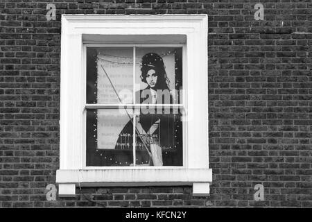 Une affiche d'Amy Winehouse s'affiche sur la fenêtre à l'Hawley Arms pub à Camden Town, à Londres. Banque D'Images