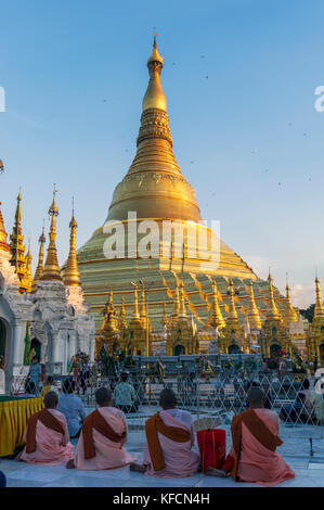 Myanmar (anciennement Birmanie). Yangon. (Rangoon). Les religieuses priant à la Pagode Shwedagon le lieu sacré bouddhiste est le premier centre religieux de la Birmanie Banque D'Images