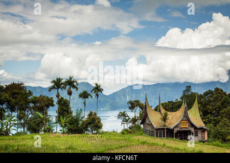 Lac maninjau depuis à Sumatra, Indonésie. belle et paysage spectaculaire de l'ancienne caldeira. Montagnes, ciel nuages bâtiment minangkabau, Banque D'Images