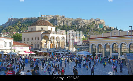 Athènes, Grèce - 04 mai : foule de touristes à la place Monastiraki à Athènes le 04 mai 2015 quartier commercial populaire. tsisdarakis avec mosquée de vieux t Banque D'Images