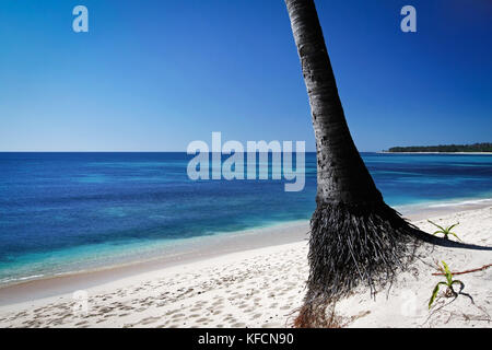 Bleu profond de la mer et plage de sable blanc appelé saud beach dans Ilocos Norte région du nord Luzon aux Philippines. belle et paradis idyllique Banque D'Images