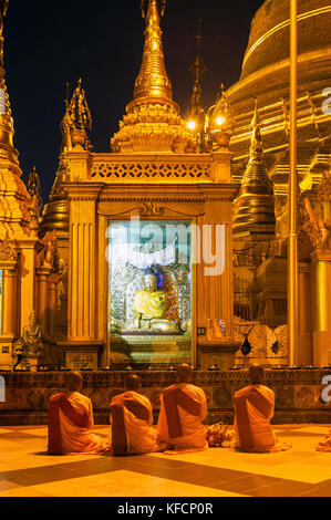 Myanmar (anciennement Birmanie). Yangon. (Rangoon). Nonnes priant à la Pagode Shwedagon. Le lieu sacré bouddhiste est le premier centre religieux de la Birmanie Banque D'Images