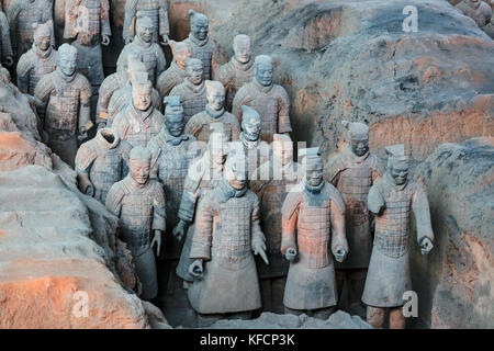 Stock photo - Armée de terre cuite, une ancienne collection de sculptures représentant des armées de Qin Shi Huang, le premier empereur de Chine, Xi'an, Chine Banque D'Images