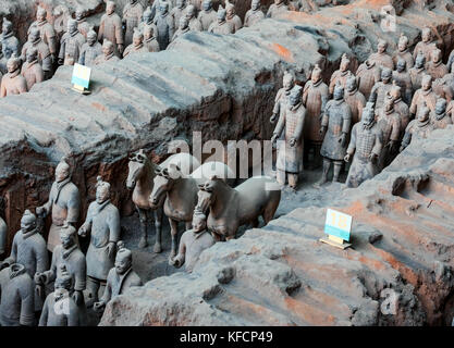 Stock photo - Armée de terre cuite, une ancienne collection de sculptures représentant des armées de Qin Shi Huang, le premier empereur de Chine, Xi'an, Chine Banque D'Images