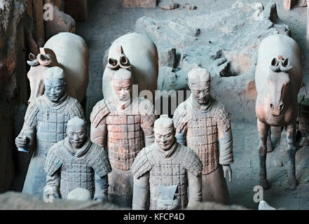 Stock photo - Armée de terre cuite, une ancienne collection de sculptures représentant des armées de Qin Shi Huang, le premier empereur de Chine, Xi'an, Chine Banque D'Images