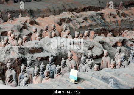 Stock photo - Armée de terre cuite, une ancienne collection de sculptures représentant des armées de Qin Shi Huang, le premier empereur de Chine, Xi'an, Chine Banque D'Images