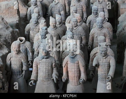 Stock photo - Armée de terre cuite, une ancienne collection de sculptures représentant des armées de Qin Shi Huang, le premier empereur de Chine, Xi'an, Chine Banque D'Images