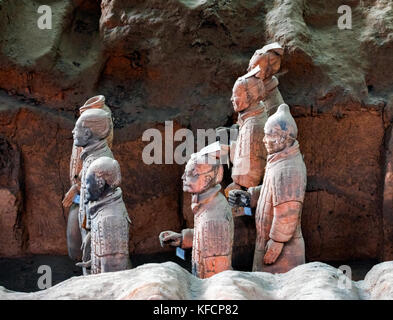 Stock photo - Armée de terre cuite, une ancienne collection de sculptures représentant des armées de Qin Shi Huang, le premier empereur de Chine, Xi'an, Chine Banque D'Images