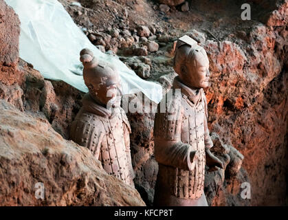 Stock photo - Armée de terre cuite, une ancienne collection de sculptures représentant des armées de Qin Shi Huang, le premier empereur de Chine, Xi'an, Chine Banque D'Images