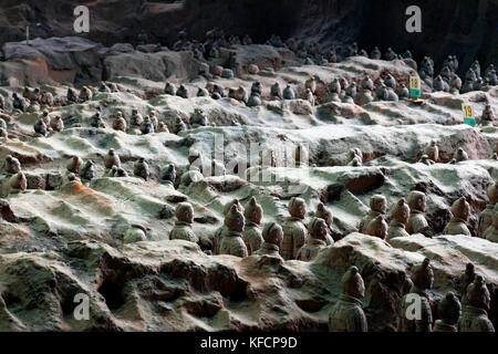 Stock photo - Armée de terre cuite, une ancienne collection de sculptures représentant des armées de Qin Shi Huang, le premier empereur de Chine, Xi'an, Chine Banque D'Images