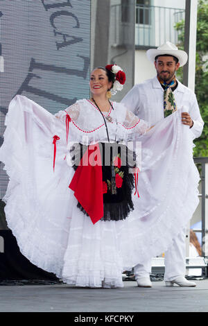 Troupe exécute la danse folklorique mexicaine lors de la célébration des Old Spanish Days de Santa Barbara Banque D'Images