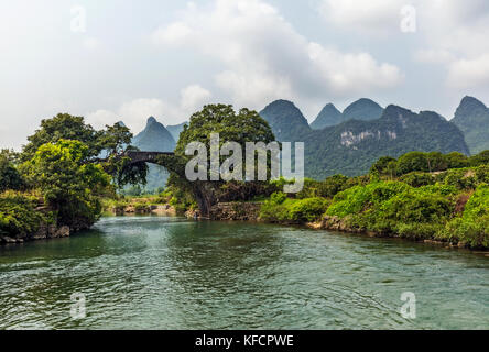 Stock photo - yangshuo, chine à la dragon pont enjambant la rivière li Banque D'Images