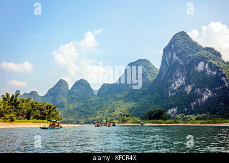 Stock photo - bateaux de croisière touristique sur la rivière li près de Yangshuo, Guilin, Chine Banque D'Images