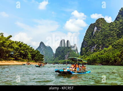 Stock photo - bateaux de croisière touristique sur la rivière li près de Yangshuo, Guilin, Chine Banque D'Images